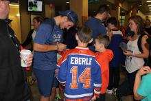 Photo of Oilers signing autographs in the hallways