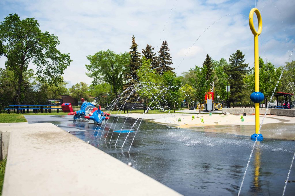 Leduc spray pad with active sprinklers
