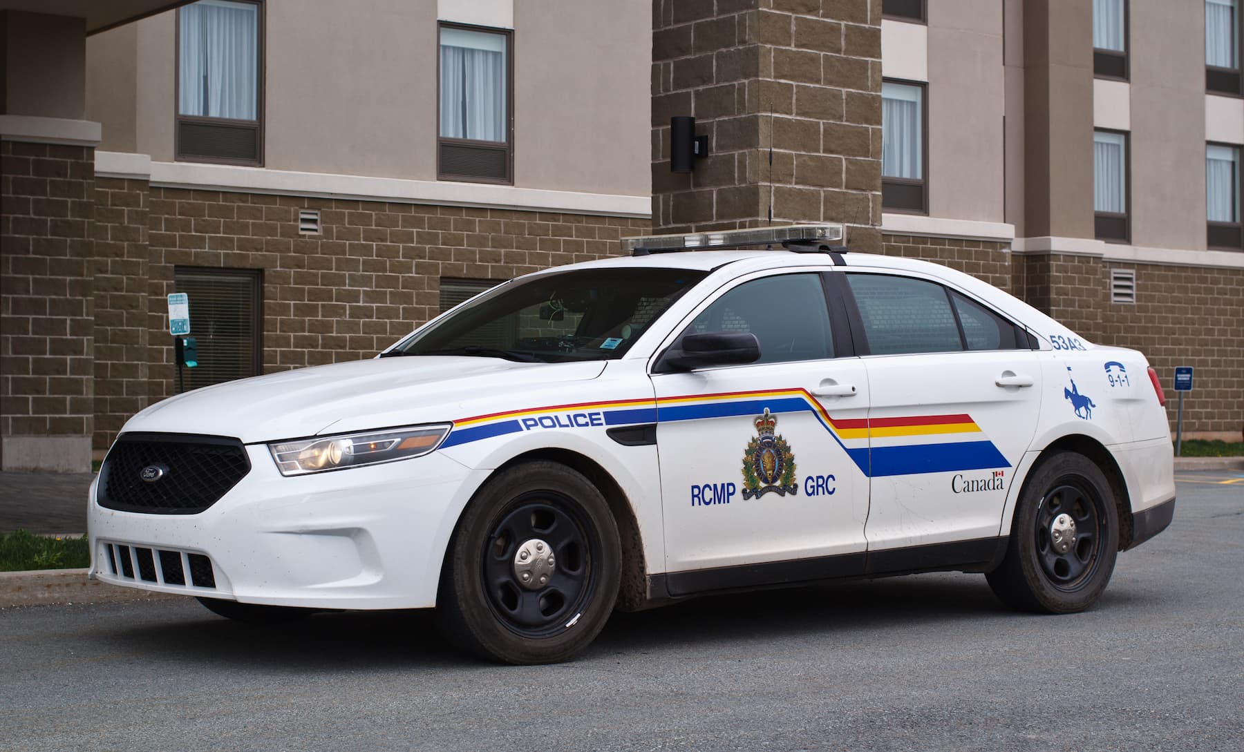 Photo of a RCMP cruiser parked outside a building